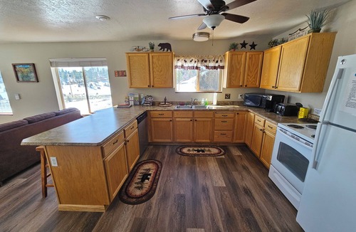 Long Valley Junction Cabin | Updated for 2025! Midway between Bryce & Zion. Hike, Bike, ATV, Stars, Wildlife.