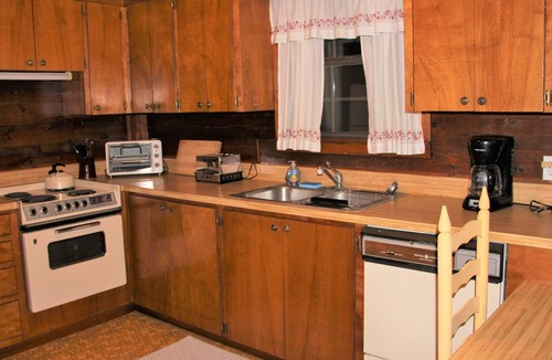 Hunt Cabin | Vaden Hunt House-Log House w/private Guadalupe River access