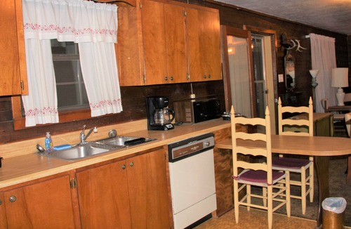 Hunt Cabin | Vaden Hunt House-Log House w/private Guadalupe River access