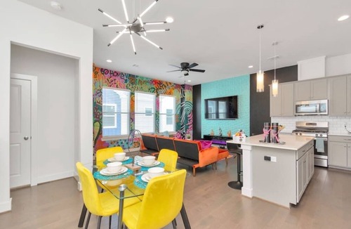 Riverside Terrace House | Vibrant Twnhome near Med. Ctr | Dwntwn w/Garage