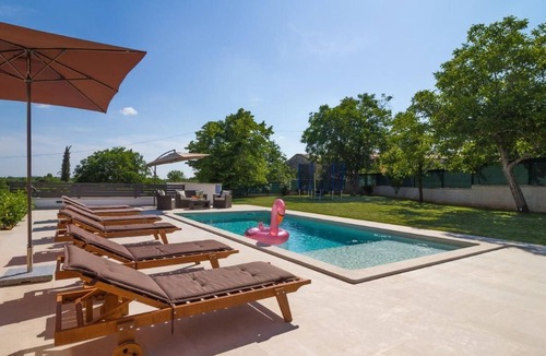 Bicici House | Villa Anavi mit privatem Pool und großem Garten by Interhome