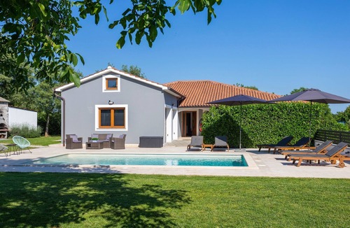 Bicici House | Villa Anavi mit privatem Pool und großem Garten by Interhome