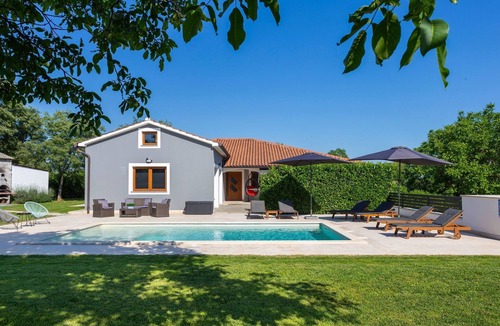 Bicici House | Villa Anavi mit privatem Pool und großem Garten by Interhome