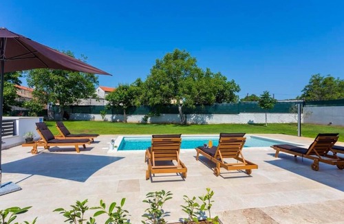 Bicici House | Villa Anavi mit privatem Pool und großem Garten by Interhome