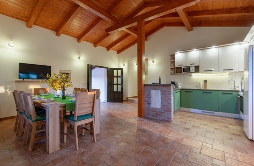 Zminj Villa | Villa Mara is located in the village Modrusani, Rovinj area.