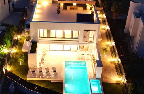 Srinjine Villa | Villa NikandranA six bedroom Villa designed for a perfect holiday