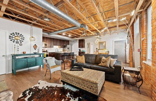 Short North Apartment | Vintage Vibes: Open & Relaxed in Short North