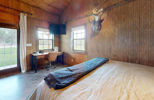 Ingram Cabin | VIP Cabin A w/Lake Views & Private Lake Access