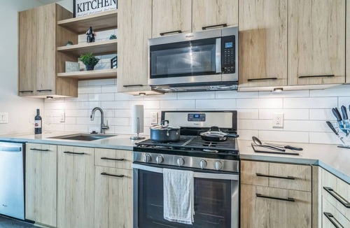 Cumberland Apartment | Walk to Braves, King bed, Mercedes Benz Stadium