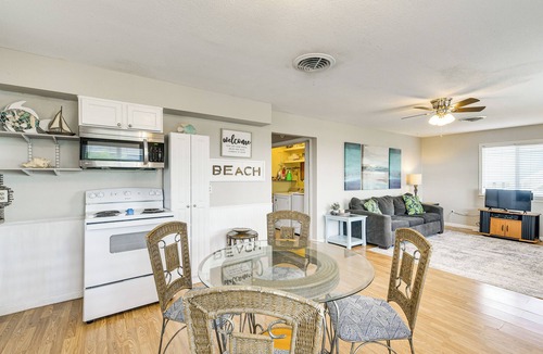Surfside Beach House | Walk to Gulf: Surfside Beach Home w/Deck