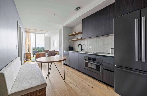 Rainey Street Historic District Condo | Walk to Rainey St | Heated Pool | Gym | Fireworks