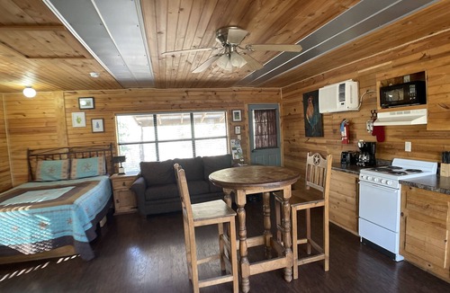 Fredericksburg Cabin | Walnut Canyon Cabins