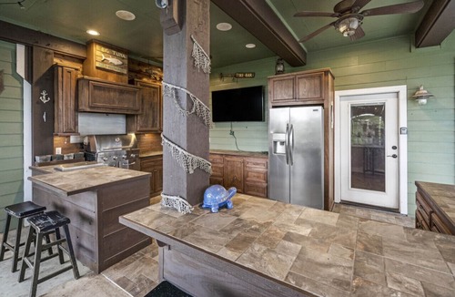 Freeport House | Waterfront Beauty Family/Pet Friendly Palapa 11 mins to 3 Beaches, Near 7 Marinas
