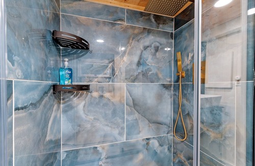 Norway House | Waterfront Chalet North Pond - Privacy MODERN - DOCK and kayaks