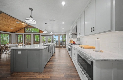 Brookeland House | WATERFRONT Escape on Lake Sam Rayburn, next to The Point- Sleeps 11