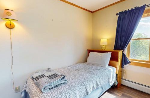 Penobscot House | Waterfront stay with scenic deck, grill, smart TVs, shore access - dog-friendly