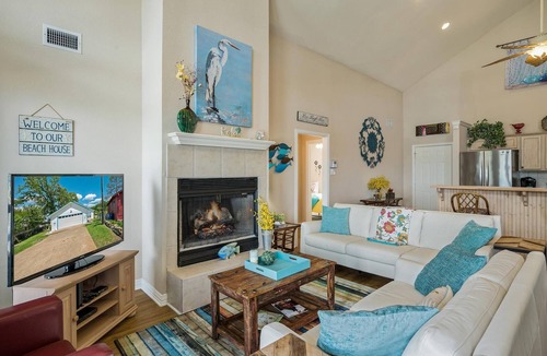 Tool House | WATERFRONT, sun rises, gated yard, spacious porch, 1 story - Serenity!