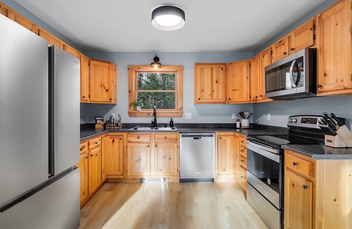 Sunday River Area Cabin | Wellness Retreat ~Hot Tub ~Sauna ~Yoga ~Theater ~Firepit ~15min to Sunday River