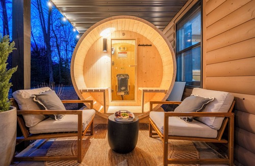Sunday River Area Cabin | Wellness Retreat ~Hot Tub ~Sauna ~Yoga ~Theater ~Firepit ~15min to Sunday River