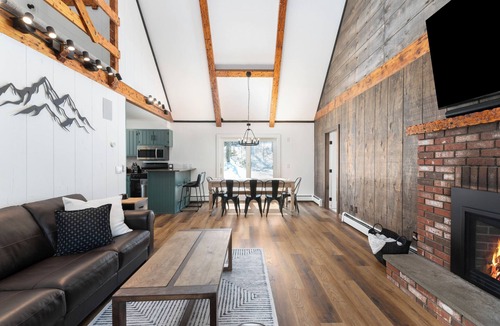 North Conway Ski Chalet | White Cap Cabin, Dog Friendly Chalet including a Game Room, Hot Tub, Fireplace