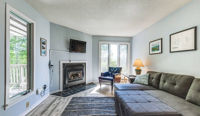 < 1/2 Mi to Sugarbush Resort: Condo w/ Deck!
