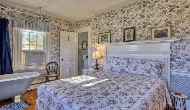 1 Lovely Suite in Bar Harbor Open Hearth Inn