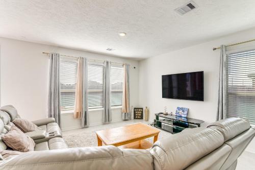 11 Mi to Beach: La Marque Home w/Patio!