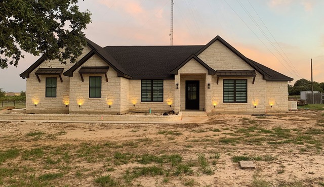 2 acres, gated 5 miles to TAMU Patio with fire pit, tv, grill, sitting area