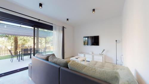 2 Bed House - Sleeps 4 - HotTub - Garden - Parking