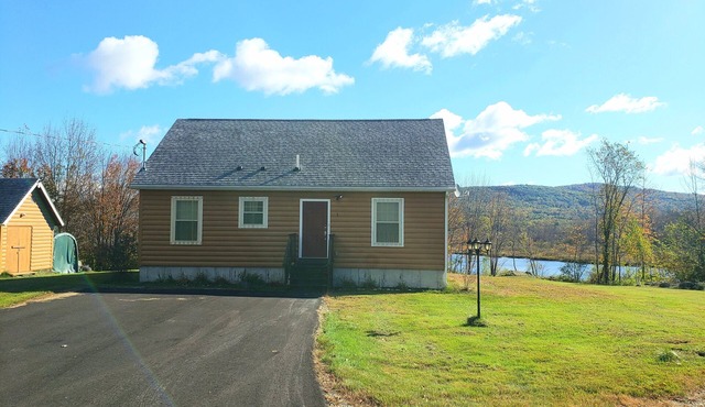 2-bedroom Home on the shore of Moose Pond, West Paris. Maine with WiFi, AC