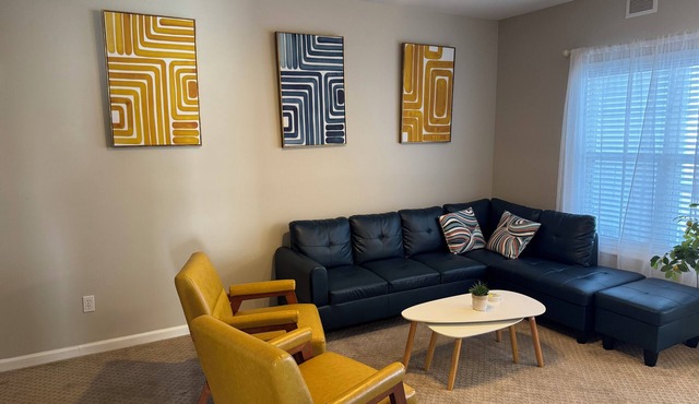 2 bedroom - pool and parking in central Lewes