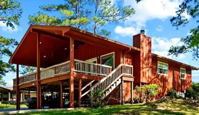 2 Homes! 6 BR 5BA! Swimming pool! Private Hot Tub! Pool Table! Basketball Hoop!