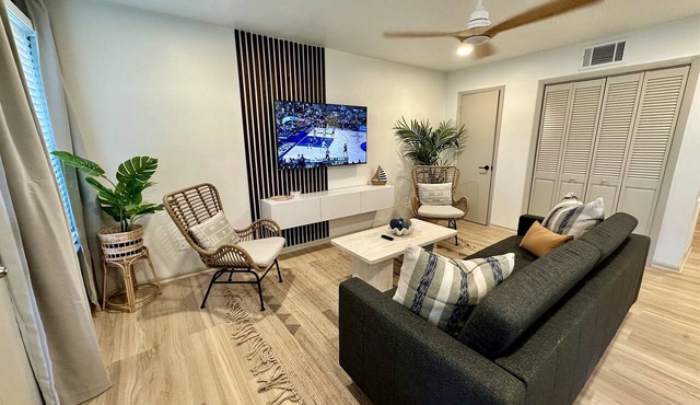 2 King Beds - Top Floor End Unit 10