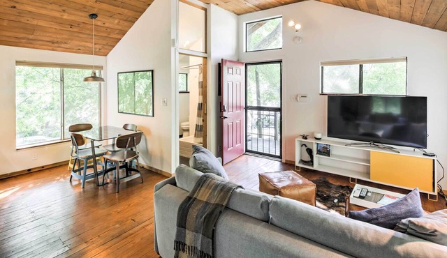 2 Mi to Dtwn: Pet-Friendly Austin Studio w/Yard