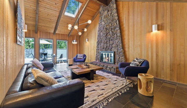 2 Pioneer - Designer Touches, Quiet South End, Gorgeous Kitchen, Hot Tub