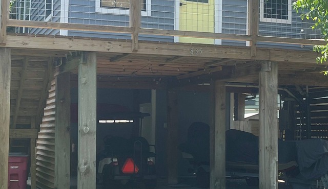 3-bedroom house right in the heart of the island of Clear Lake Shores.