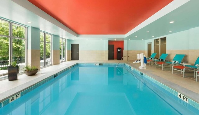 3 Chic Queen Studio Escape | Free Parking, Breakfast & Pool Access, Pets Welcome