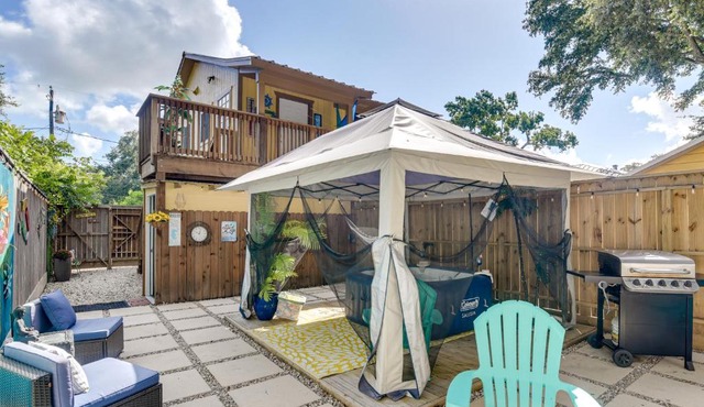 3 Mi to Boardwalk: Bacliff Apartment w/Hot Tub