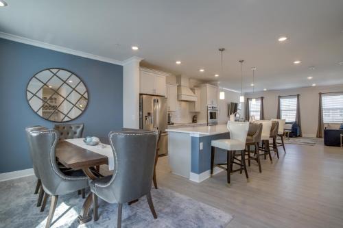 3 Mi to Ocean City Boardwalk: Townhome w/2 Decks