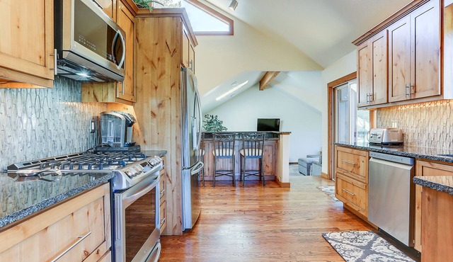 3 Spyglass - Lovely Sunriver Home, Elegant & Remodeled, Hot Tub, SHARC Passes, Golf Views