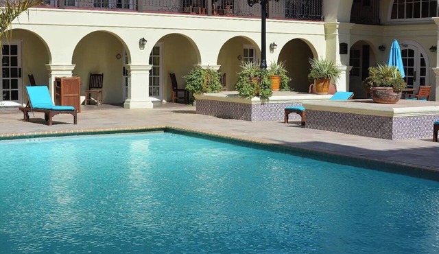 3 Suites with Grill, Pool, Hot Tub & Pet-Friendly Stay Near Museums & Downtown