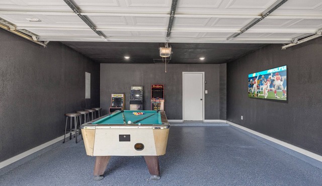 4.8 miles to Kyle Field, with game room!