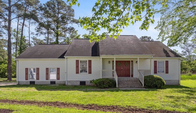 4 Bedrooms, 8 beds, 3 miles to the beach!
