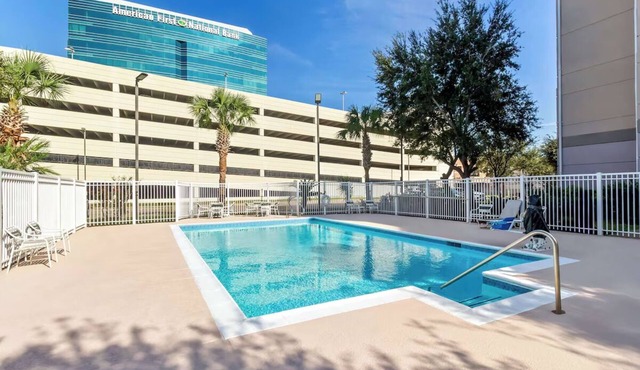 4 Family-Friendly Units with Outdoor Pool, Free Breakfast and Near CityCentre