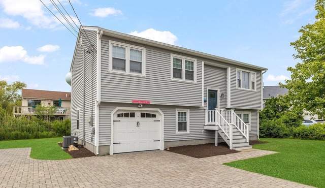 7 Bedrooms, A/C, 3 Beaches within 2 Miles, Sleeps 14