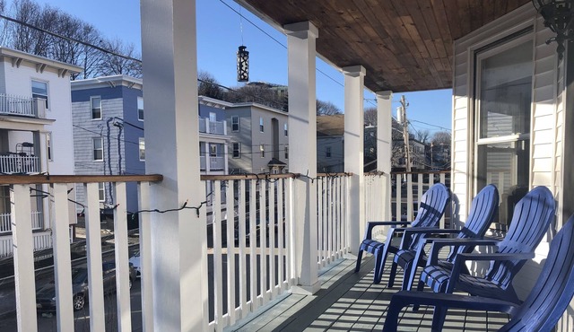 8 Bedroom, 2 Full bath. Walk to Bars and Restaurants, Parking!