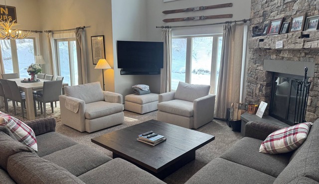 A1 Solitude.4 BDRM, ski in/out to main Solitude lift, pool/gym access. Parking!