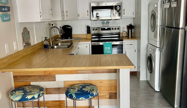 Adorable 2nd Floor Ocean Block Condo Just Steps to Beach & Convention Center!