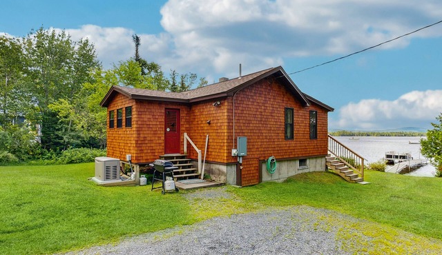 Adorable Cottage on the Lake W/Shared Dock, Full Kitchen, Firepit, & Hiking