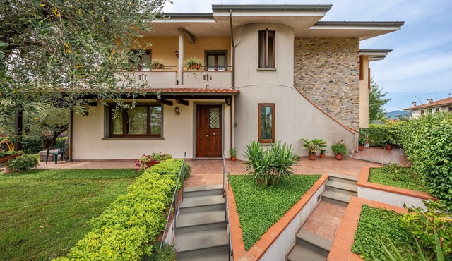 Apartment 'La Casa Nel Verde' with Private Terrace, Wi-Fi and Air Conditioning